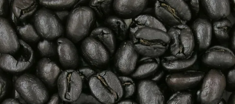 Granos de café tostado oscuro