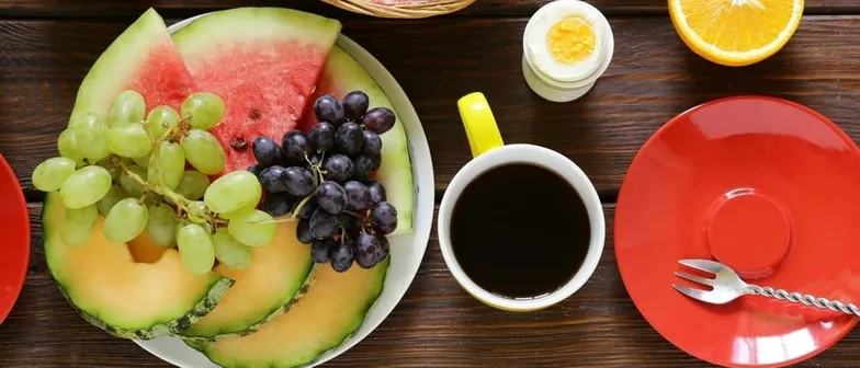 desayuno café y frutas variadas