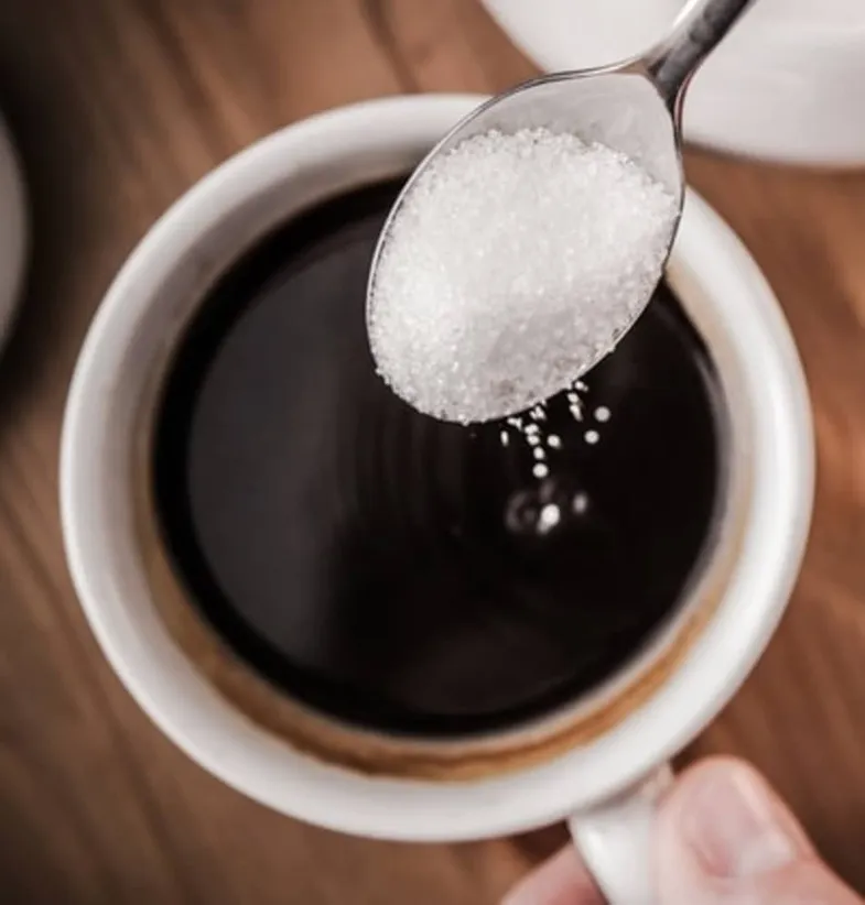 ¿Qué café es más amargo? (Guía para un café más dulce) café cucharada de azúcar