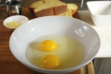 Agrega los huevos y bate para combinar.