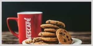 Taza-roja-de-Nescafe-con-cookies